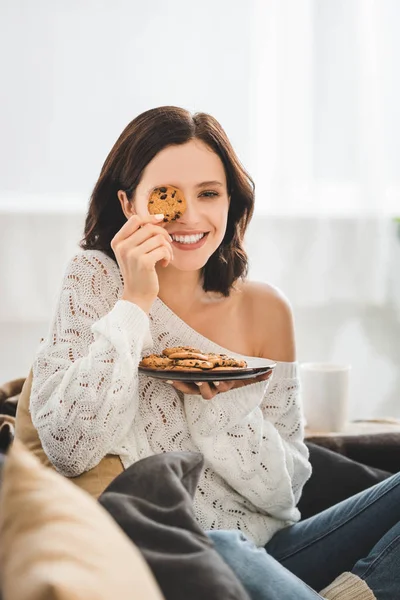 Красива Усміхнена Дівчина Сидить Дивані Печивом — стокове фото