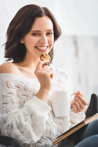 Brunette Cheerful Girl Reading Book Sofa Coffee Cookies — Stock Photo, Image