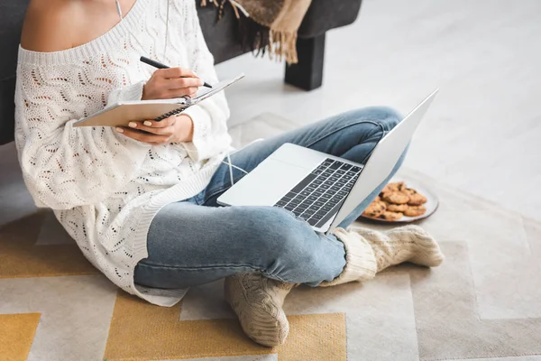 Beskärd Över Flicka Med Hörlurar Studerar Online Med Bärbar Dator — Stockfoto