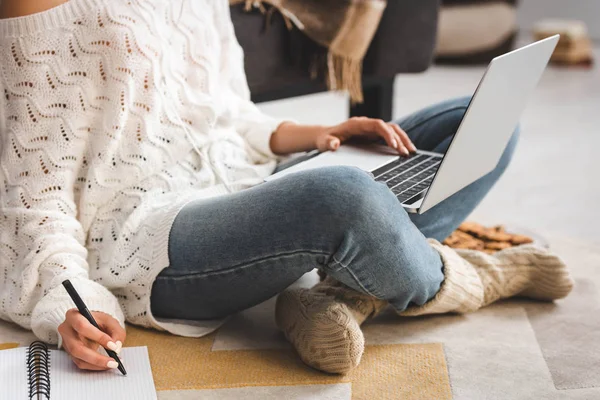 Bijgesneden Weergave Van Vrouw Studeren Online Met Laptop Notebook Thuis — Stockfoto