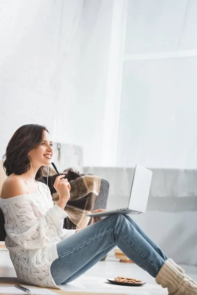 Ragazza Sognante Che Studia Online Con Auricolari Laptop Sul Pavimento — Foto Stock