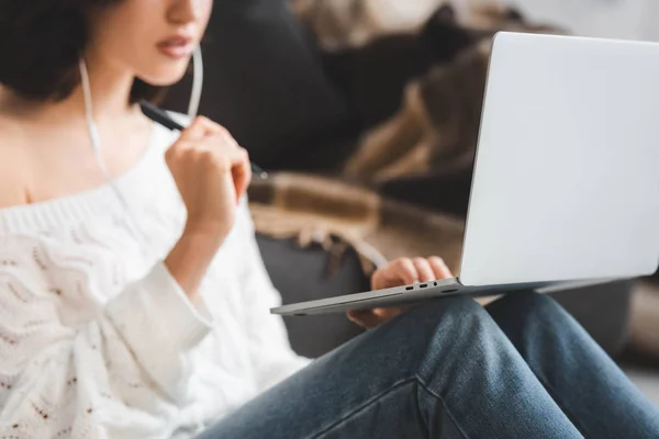 Foco Seletivo Menina Estudando Line Com Laptop — Fotografia de Stock