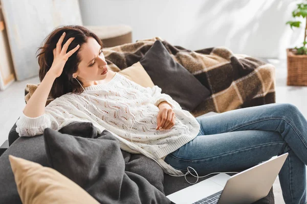 Beautiful Tired Woman Sitting Sofa Earphones Laptop — Stock Photo, Image