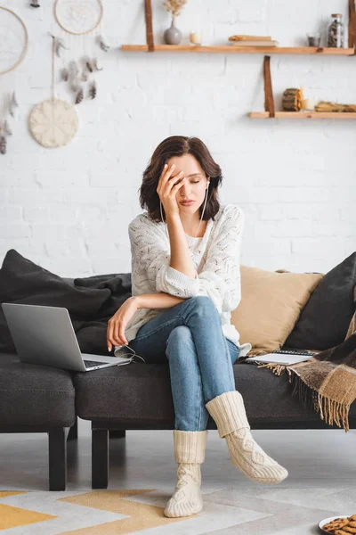 Tired Girl Studying Online Earphones Notepad Laptop Sofa — Stock Photo, Image