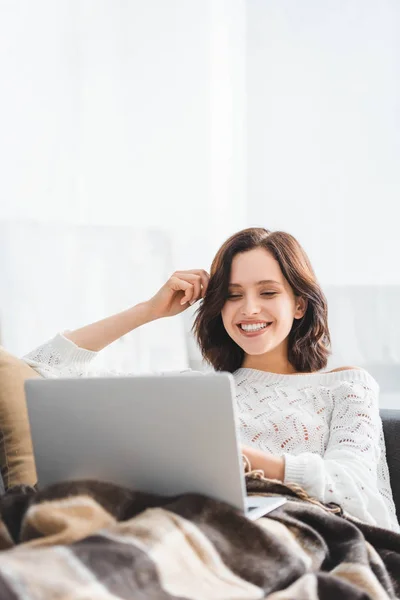 Donna Allegra Coperta Utilizzando Computer Portatile Sul Divano Accogliente Soggiorno — Foto Stock