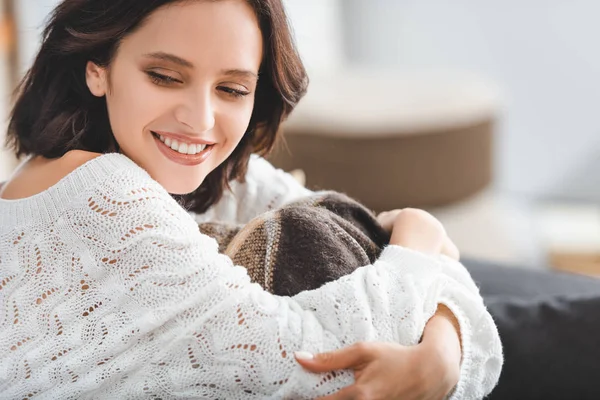 Cheerful Brunette Girl Blanket Sitting Sofa Cozy Living Room — ストック写真