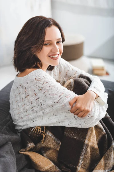 Chica Sonriente Manta Sentado Sofá Acogedora Sala Estar — Foto de Stock