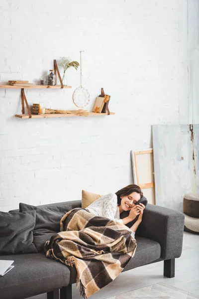 Šťastná Žena Zavřenýma Očima Relaxovat Dece Útulném Obývacím Pokoji — Stock fotografie