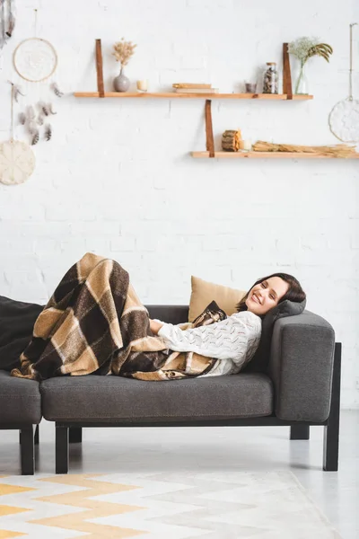 Bela Menina Sorridente Cobertor Deitado Sofá Acolhedora Sala Estar — Fotografia de Stock