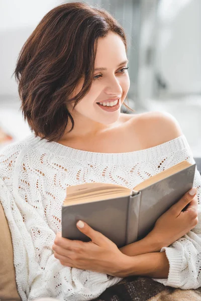 Hermosa Mujer Sonriente Leyendo Libro Sofá Casa — Foto de Stock