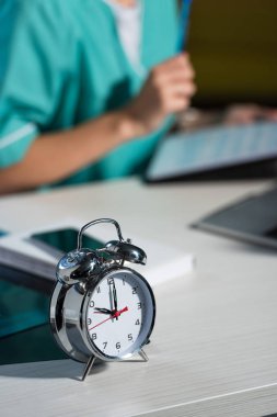 Alarmın gece vardiyasında ahşap masa üzerindeki seçici odağı