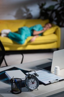 Alarm saatinin, panonun ve defterin seçili odağı 