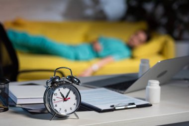Alarm saatinin, panonun ve defterin seçili odağı 
