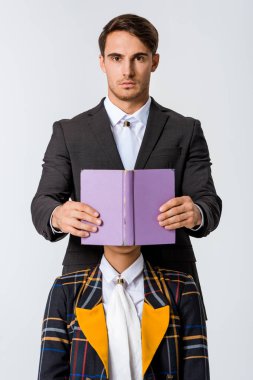 Beyaz üzerine kitap tutarken kadının yüzünü örten yakışıklı bir adam. 