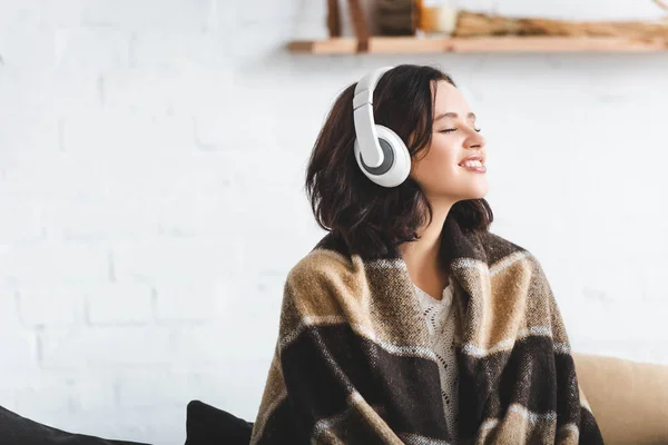 Glad Kvinna Med Slutna Ögon Filt Lyssna Musik Med Hörlurar — Stockfoto