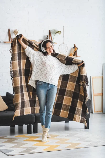 Hermosa Chica Atractiva Bailando Con Manta Mientras Escucha Música Con — Foto de Stock