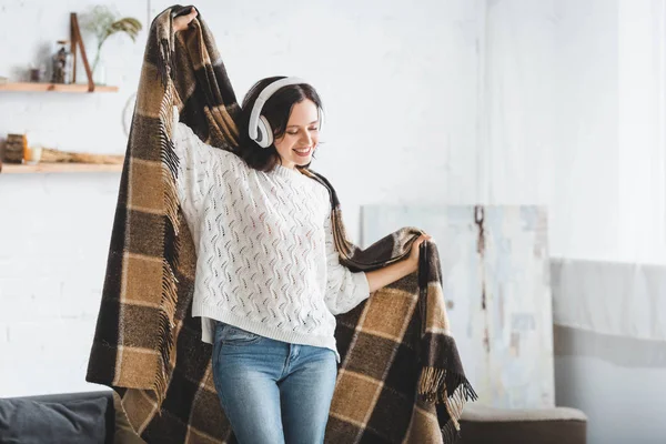 Atractiva Mujer Feliz Bailando Con Manta Mientras Escucha Música Con —  Fotos de Stock