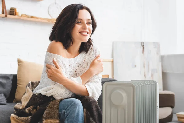 Hermosa Mujer Alegre Habitación Fría Con Calentador —  Fotos de Stock