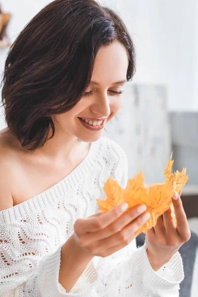 Schönes Glückliches Mädchen Das Gelbe Herbstblätter Hause Betrachtet — Stockfoto
