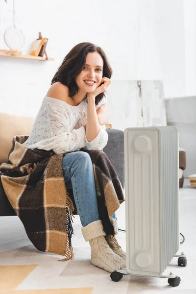 Bela Menina Sorridente Com Cobertor Aquecimento Com Aquecedor Sala Fria — Fotografia de Stock