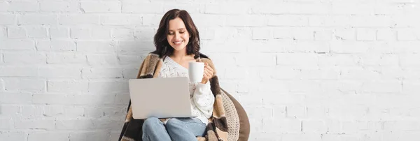 Bella Ragazza Bruna Sorridente Con Tazza Caffè Utilizzando Computer Portatile — Foto Stock