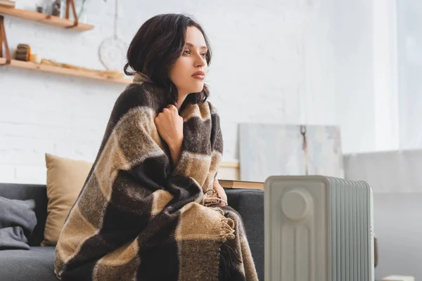 Chica Atractiva Calentando Con Manta Calentador Habitación Fría — Foto de Stock