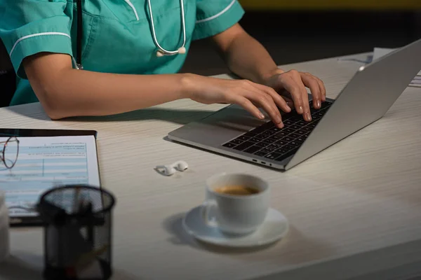 Vista Cortada Enfermeira Uniforme Sentado Mesa Usando Laptop Durante Turno — Fotografia de Stock