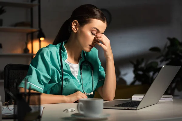 Infirmière Attrayante Fatiguée Uniforme Assis Table Pendant Quart Nuit — Photo