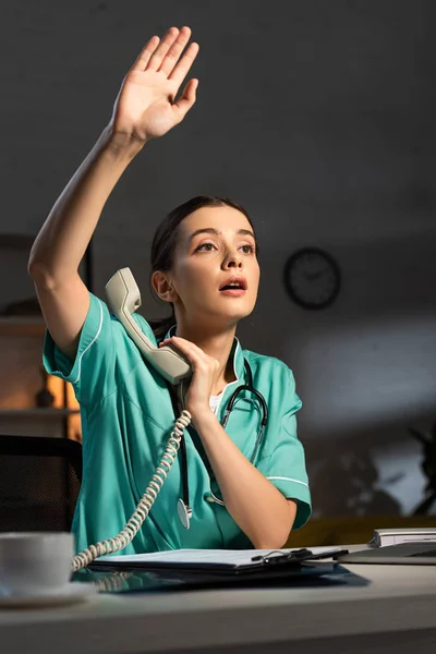 Attraktive Krankenschwester Uniform Hält Hörer Der Hand Und Winkt Während — Stockfoto