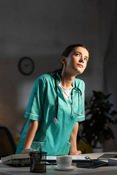 Attraktive Krankenschwester Uniform Mit Stethoskop Die Während Der Nachtschicht Nach — Stockfoto