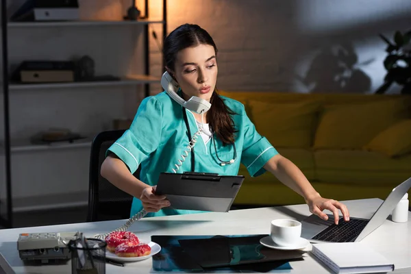 Nurse Uniform Talking Telephone Holding Clipboard Night Shift — Stock Photo, Image