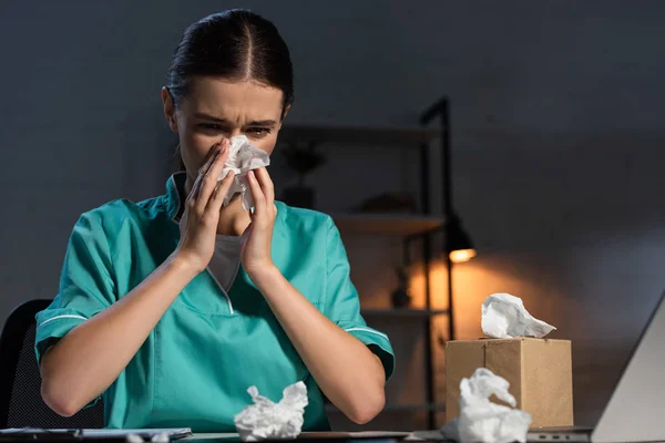 Enfermera Atractiva Uniforme Estornudando Sosteniendo Servilleta Durante Turno Noche — Foto de stock gratis