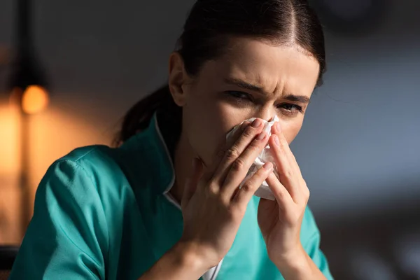 Attraktive Krankenschwester Uniform Niest Und Hält Serviette Während Der Nachtschicht — kostenloses Stockfoto