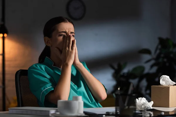 Attraktive Krankenschwester Uniform Niest Und Hält Serviette Während Der Nachtschicht — Stockfoto