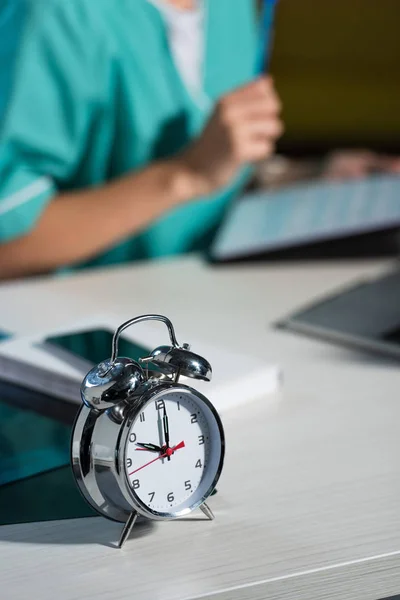 Mise Point Sélective Montre Alarme Sur Table Bois Pendant Quart — Photo