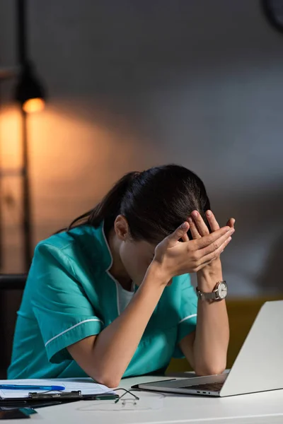 Krankenschwester Uniform Sitzt Tisch Und Schläft Während Der Nachtschicht — Stockfoto
