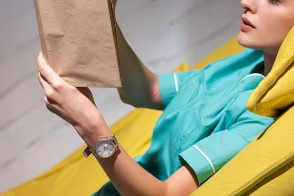 Vista Recortada Enfermera Uniforme Acostado Sofá Libro Lectura Durante Turno — Foto de Stock