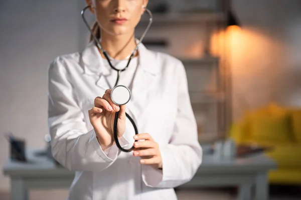 Vista Recortada Del Médico Bata Blanca Sosteniendo Estetoscopio Durante Turno — Foto de Stock