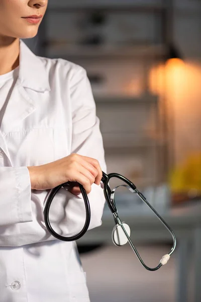 Pandangan Terpotong Dokter Dalam Mantel Putih Memegang Stetoskop Selama Shift — Stok Foto