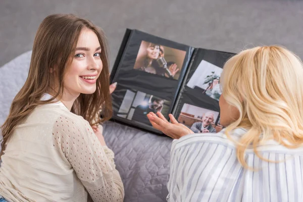 Cheerful Girl Looking Camera While Lying Bed Mother Looking Photo — Stock Photo, Image
