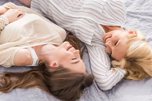 Vista Aérea Madre Feliz Mirando Hija Rezagada Mientras Yacen Cama — Foto de Stock