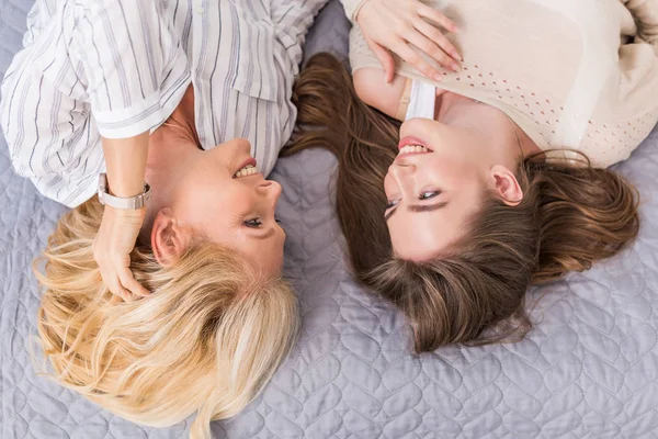 Visão Aérea Mãe Feliz Filha Falando Enquanto Deitado Cama — Fotografia de Stock