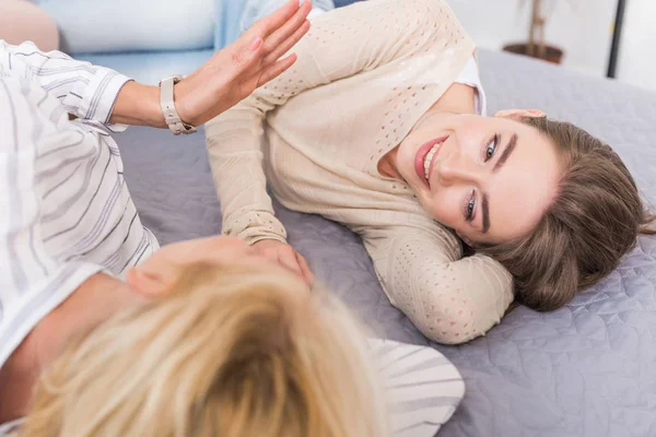 Selektiver Fokus Des Glücklichen Mädchens Das Neben Der Sprechenden Und — Stockfoto