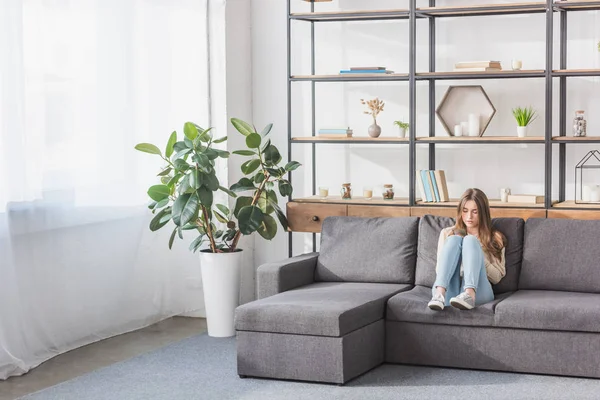 Gadis Cantik Menggunakan Smartphone Sambil Duduk Sofa Ruang Tamu — Stok Foto