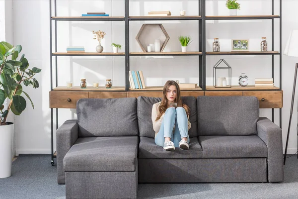 Hübsches Mädchen Schaut Die Kamera Während Hause Auf Dem Sofa — Stockfoto