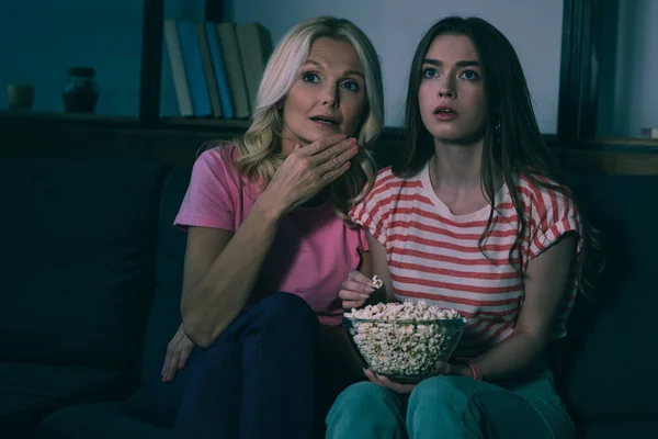 Fokussierte Mutter Und Tochter Fernsehen Und Popcorn Essen — Stockfoto