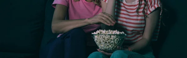 Abgeschnittene Ansicht Von Mutter Und Tochter Die Fernsehen Und Popcorn — Stockfoto