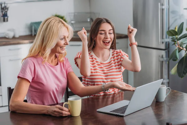 Glückliche Frau Zeigt Mit Der Hand Auf Laptop Während Sie — Stockfoto