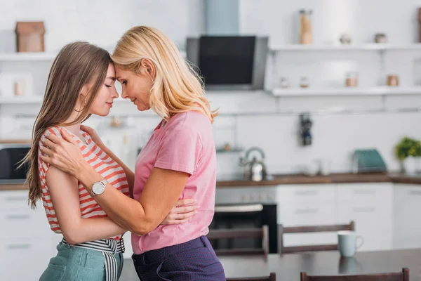 Mãe Feliz Filha Abraçando Enquanto Cara Cara Cozinha — Fotografia de Stock