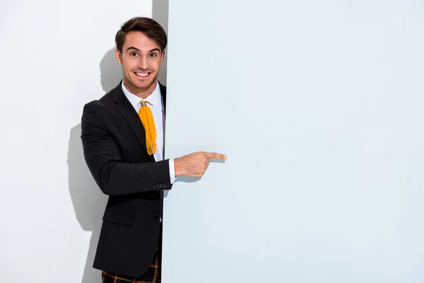 Šťastný Muž Formálním Oblečení Ukazuje Prstem Bílou — Stock fotografie